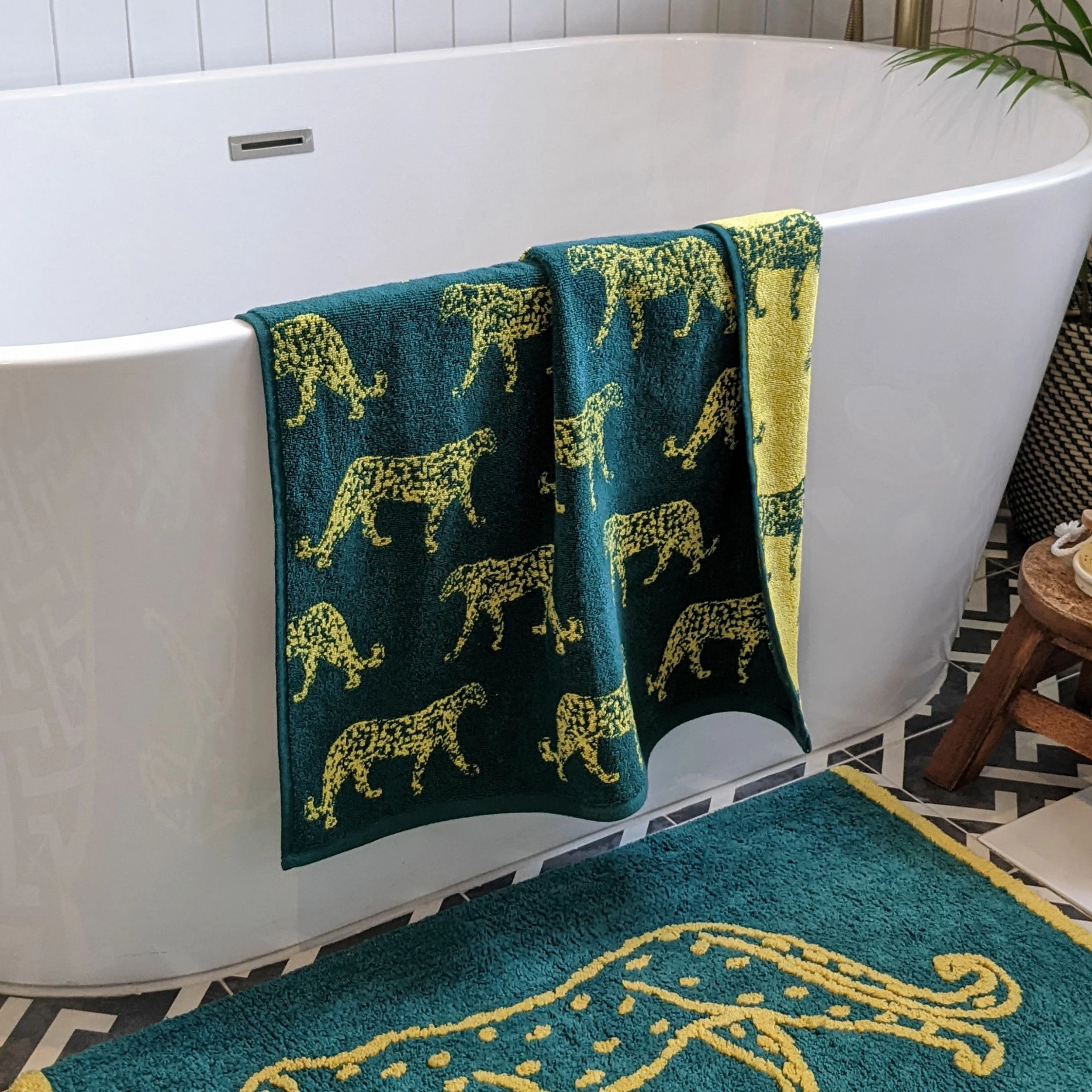Furn. Leopard Animal Jacquard Bath Towel - Teal 3 Furn. Leopard Animal Jacquard Bath Towel - Teal - Image 3