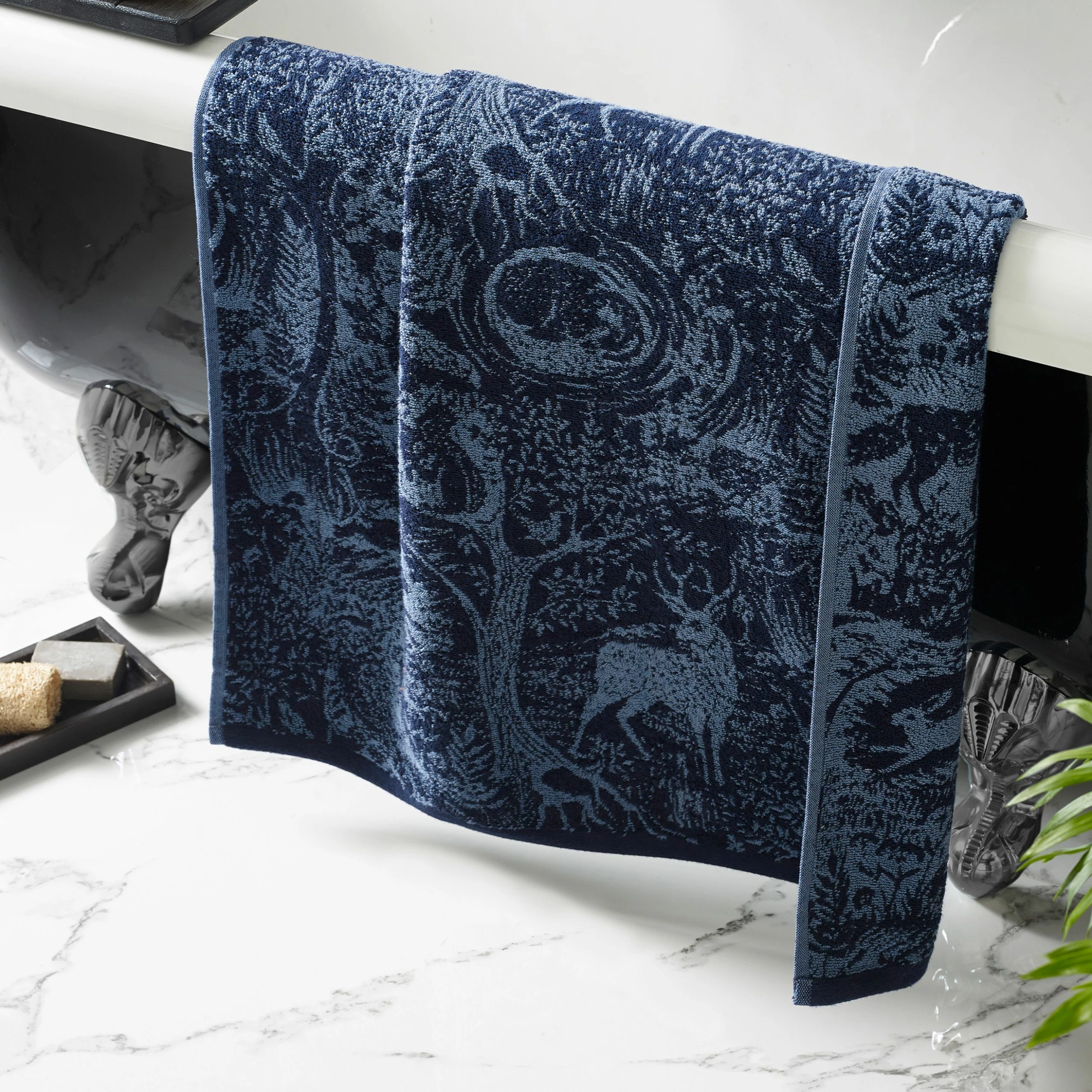 Furn. Winter Woods Animal Jacquard Bath Towel - Navy 3 Furn. Winter Woods Animal Jacquard Bath Towel - Navy - Image 3