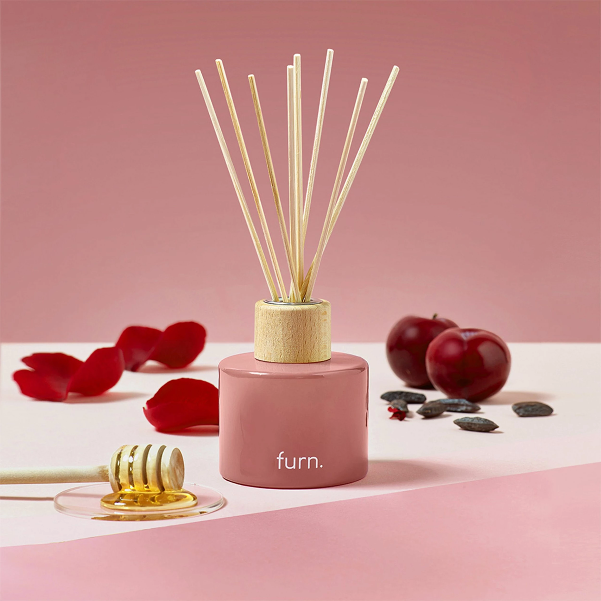 Furn. Bee Deco Divine Bergamot, Honey, Plum & Tonka Scented Reed Diffuser - Pink 2 Furn. Bee Deco Divine Bergamot, Honey, Plum & Tonka Scented Reed Diffuser - Pink - Image 2