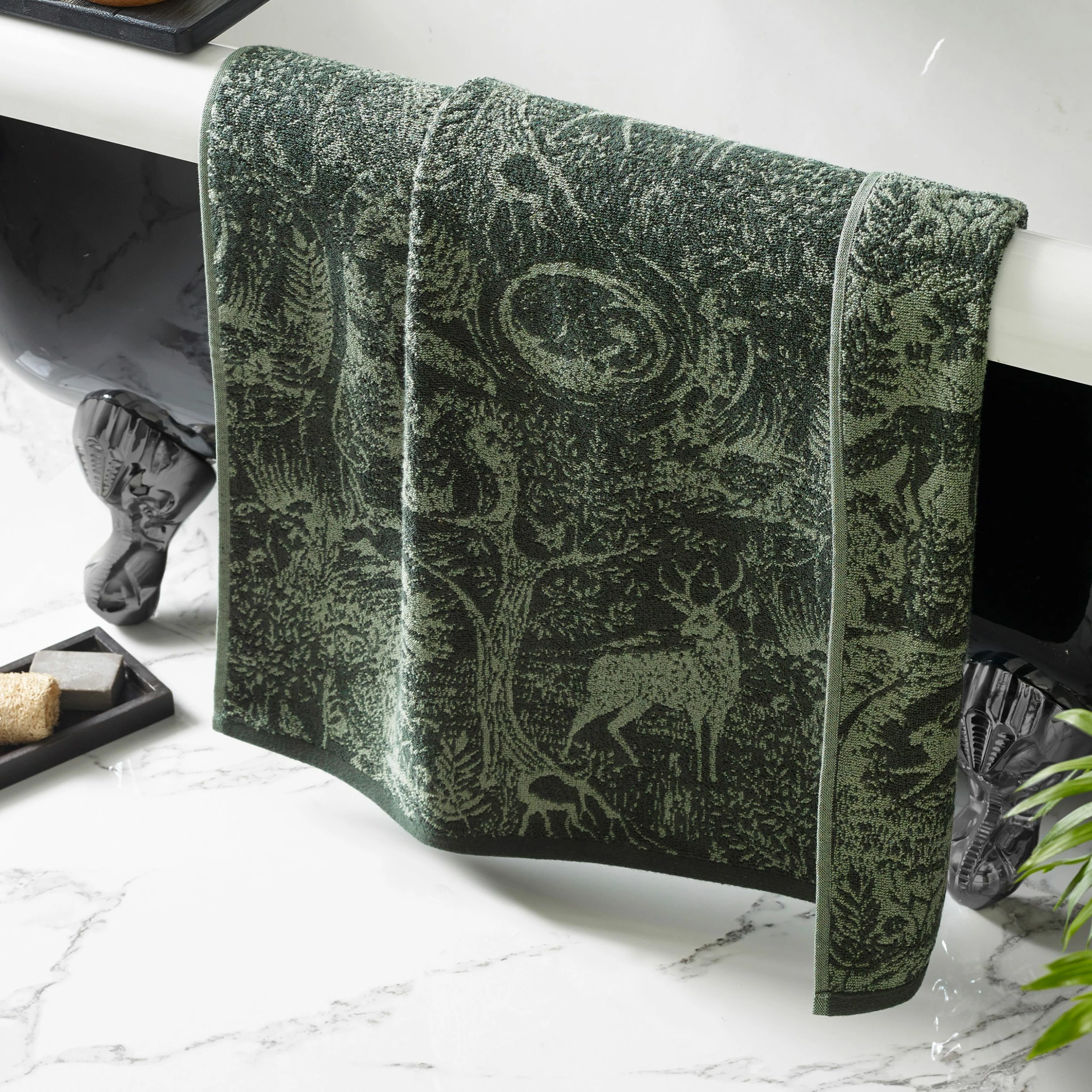 Furn. Winter Woods Animal Jacquard Hand Towel - Emerald 3 Furn. Winter Woods Animal Jacquard Hand Towel - Emerald - Image 3